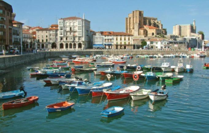 Ferienwohnung Precioso Apartamento Con Terraza, Pistas De Padel Y Piscinas Castro Urdiales Exterior foto